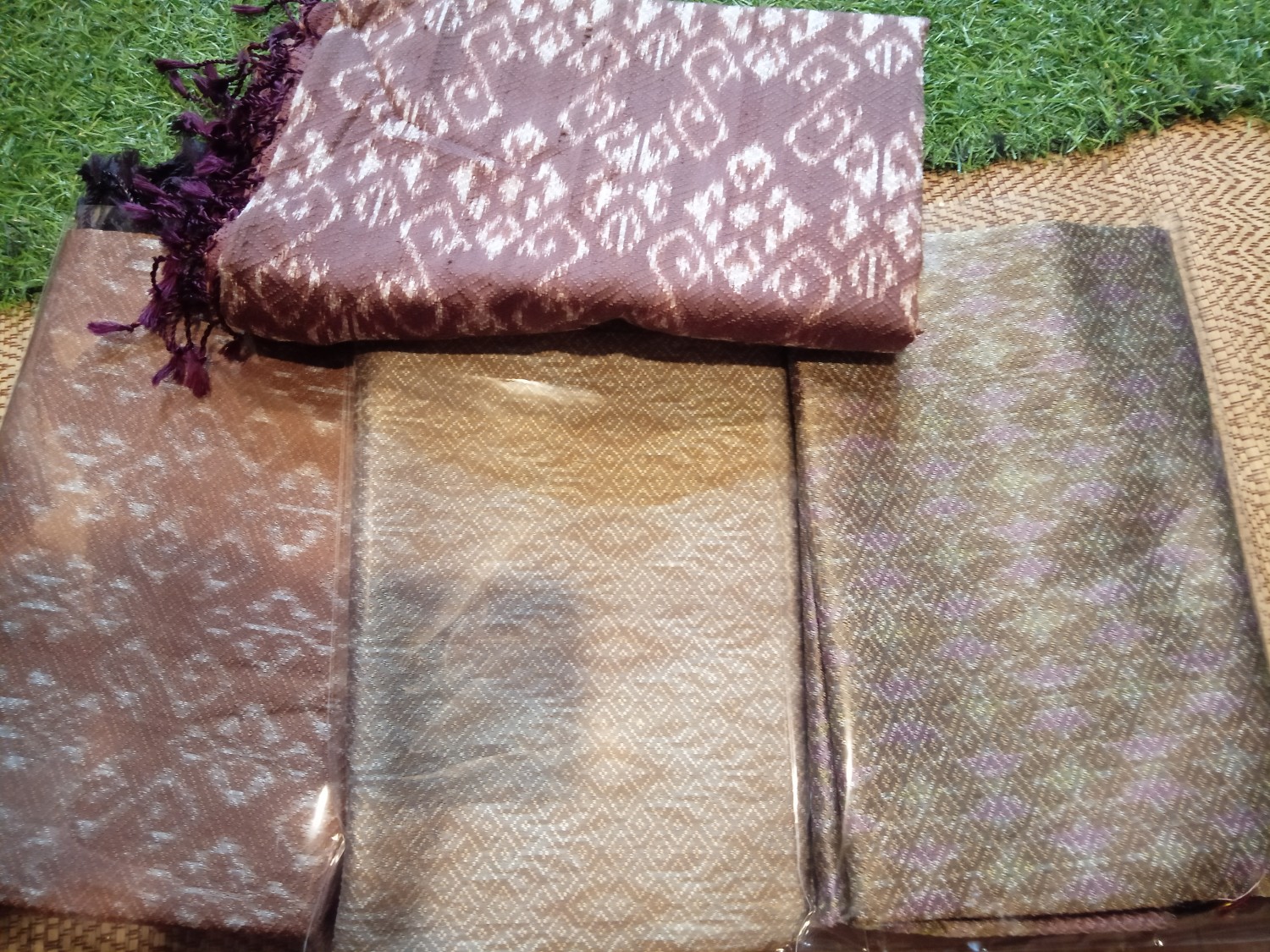 ผ้าไหมยกดอกสีธรรมชาติ