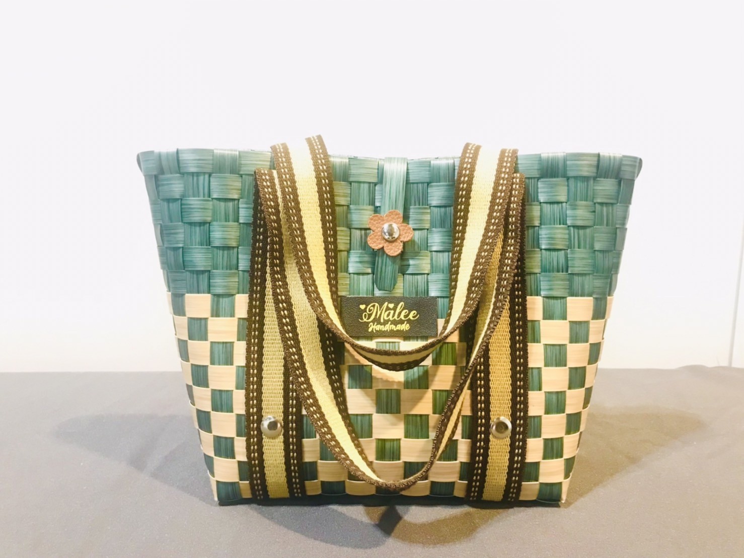 กระเป๋าจักรสานเส้นพลาสติก