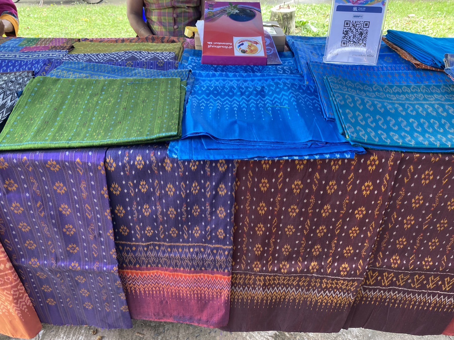 ผ้าไหมทอมือ