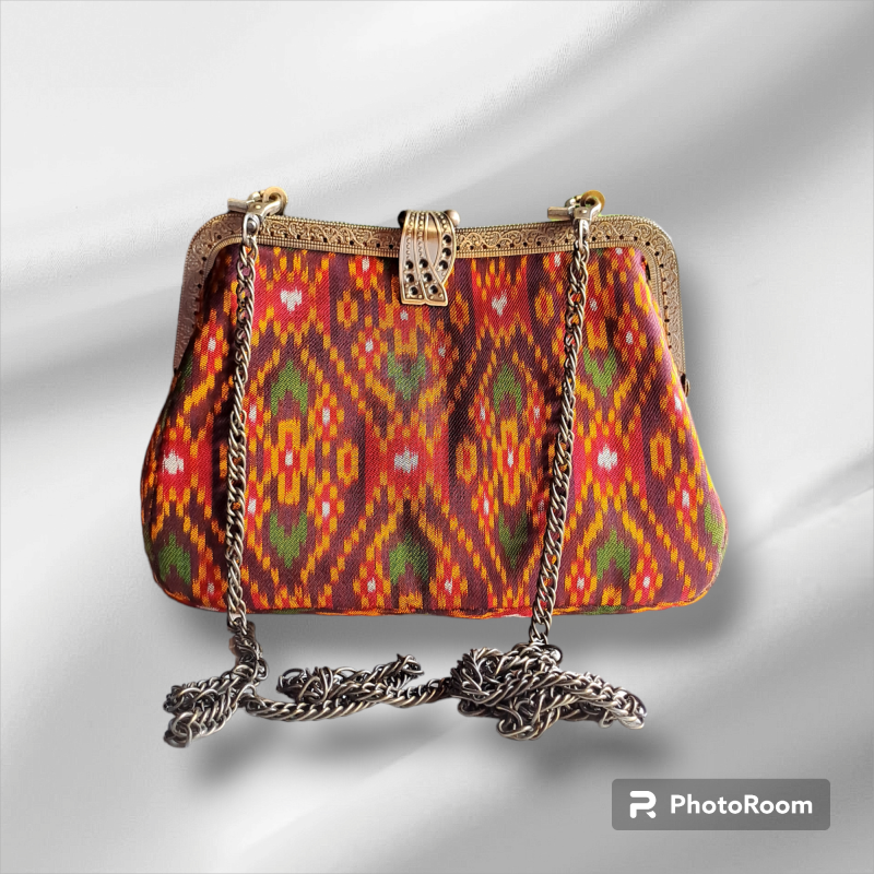 กระเป๋าปากฝาพับผ้าไหม ขนาด 20.5×13×18 cm.