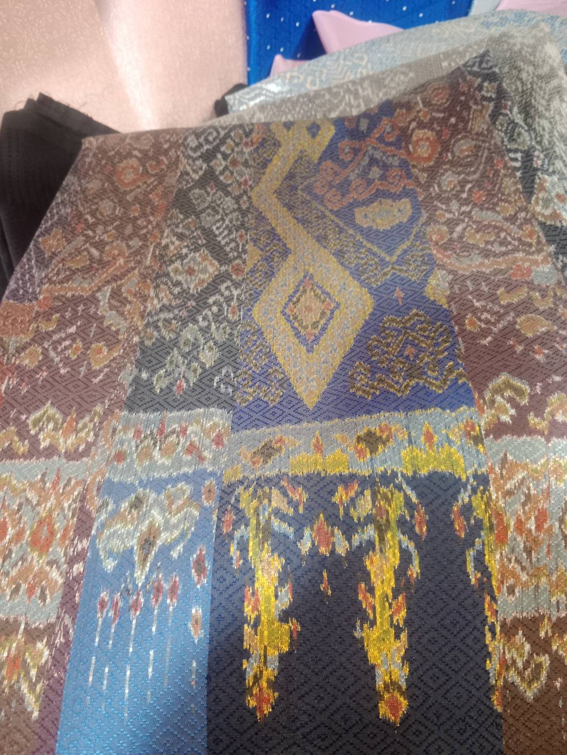 ผ้าไหมมัดหมี่ลูกแก้ว หางกระรอก ลายพรีเมี่ยม