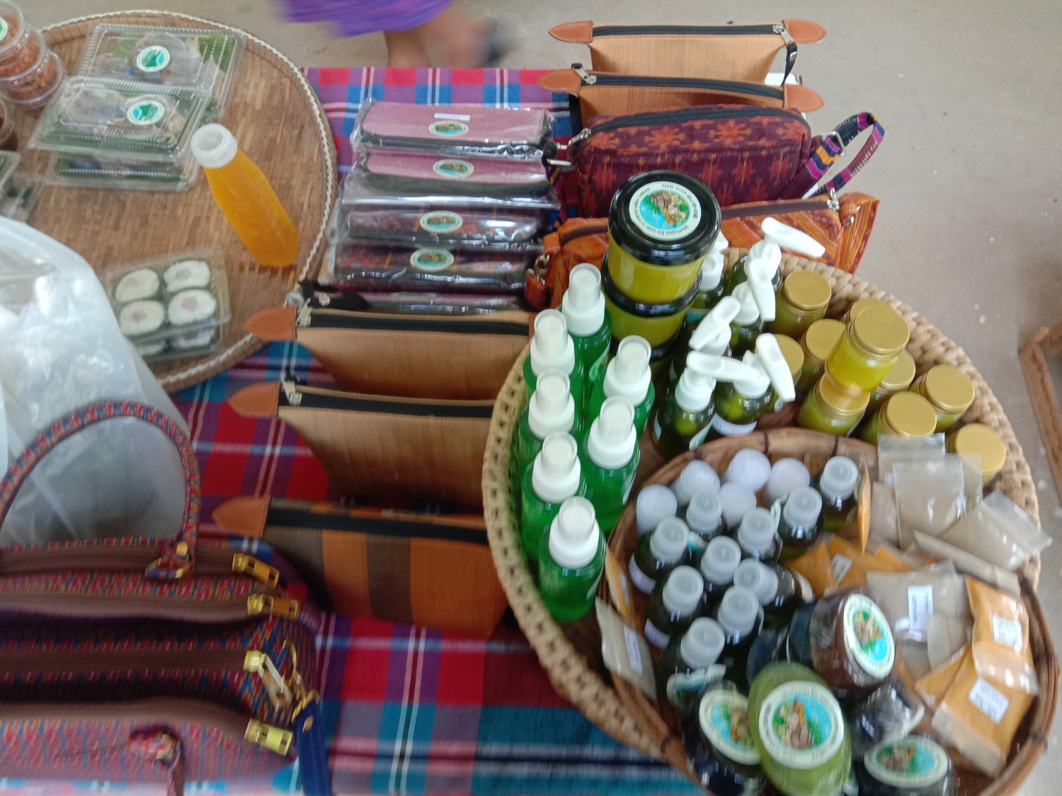 ผ้าไหมพื้นบ้าน  กระเป๋าใส่เครื่องสำอาง