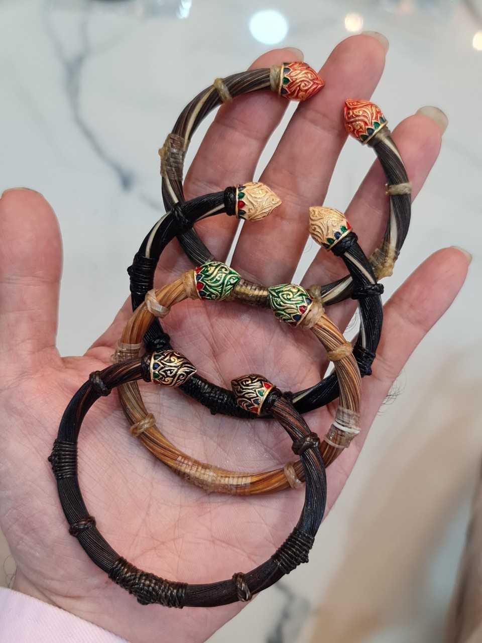 กำไลหัวบัวลงยา ตัวกำไลถักด้วยขนหางช้างแท้ สีดำและขาว