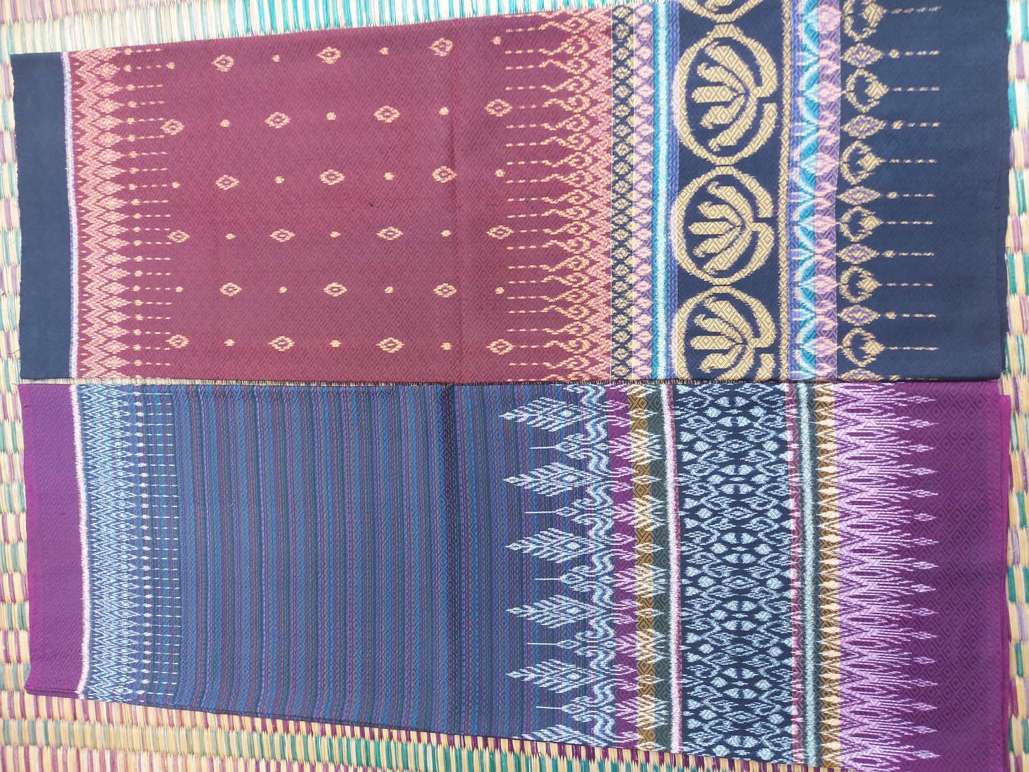 มัดหมี่ยกลายลูกแก้วเชิงดอกบัว(ผืนแดง)