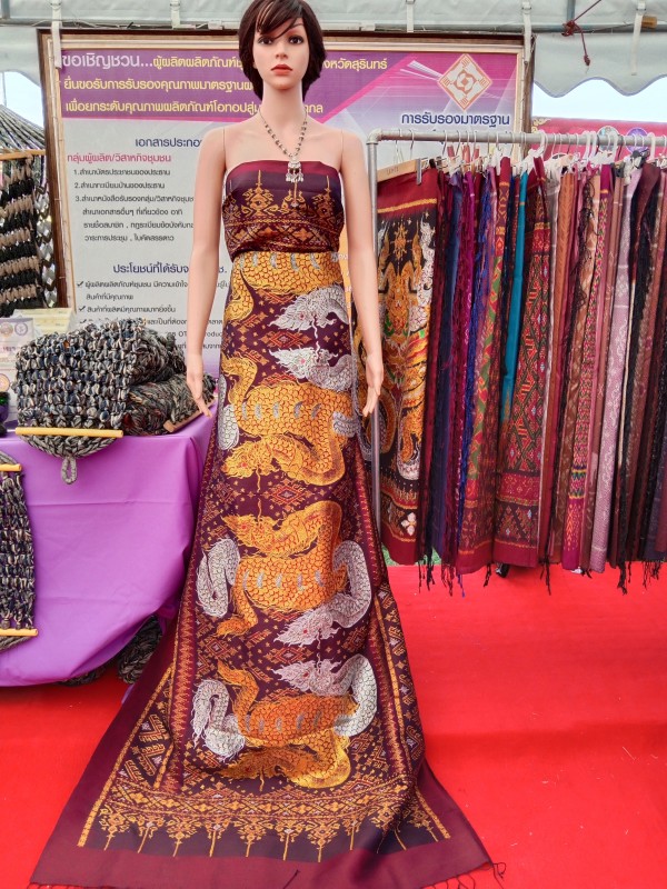 ผ้าไหมเขียนทอง