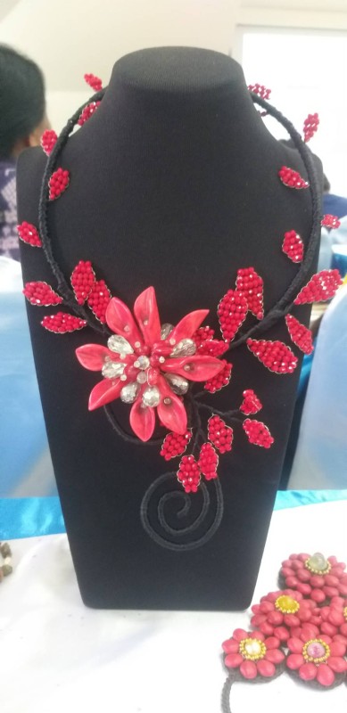 สร้อยติดดอกแดง