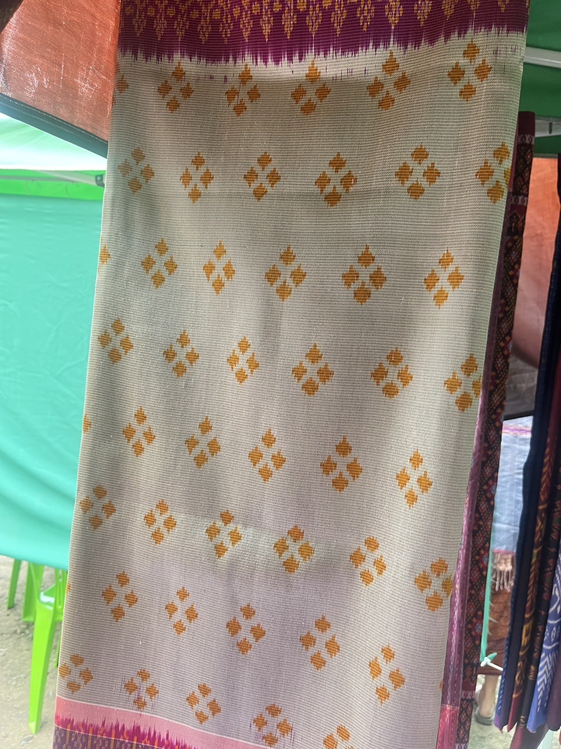 ผ้าไหมมัดหมี่สีธรรมชาติ