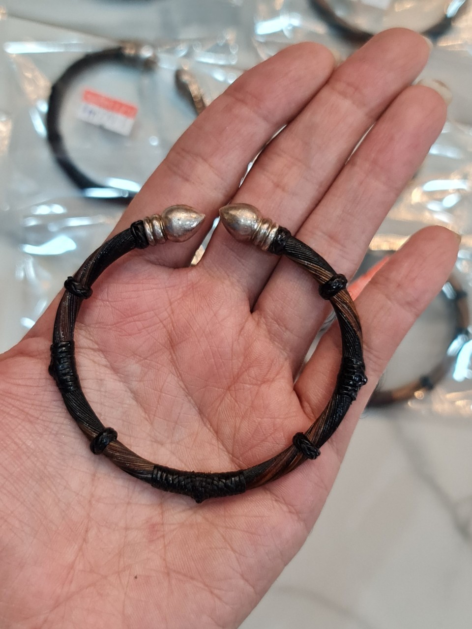 กำไลหัวเงินทรงบัว ตัวกำไลถักด้วยขนหางช้างแท้