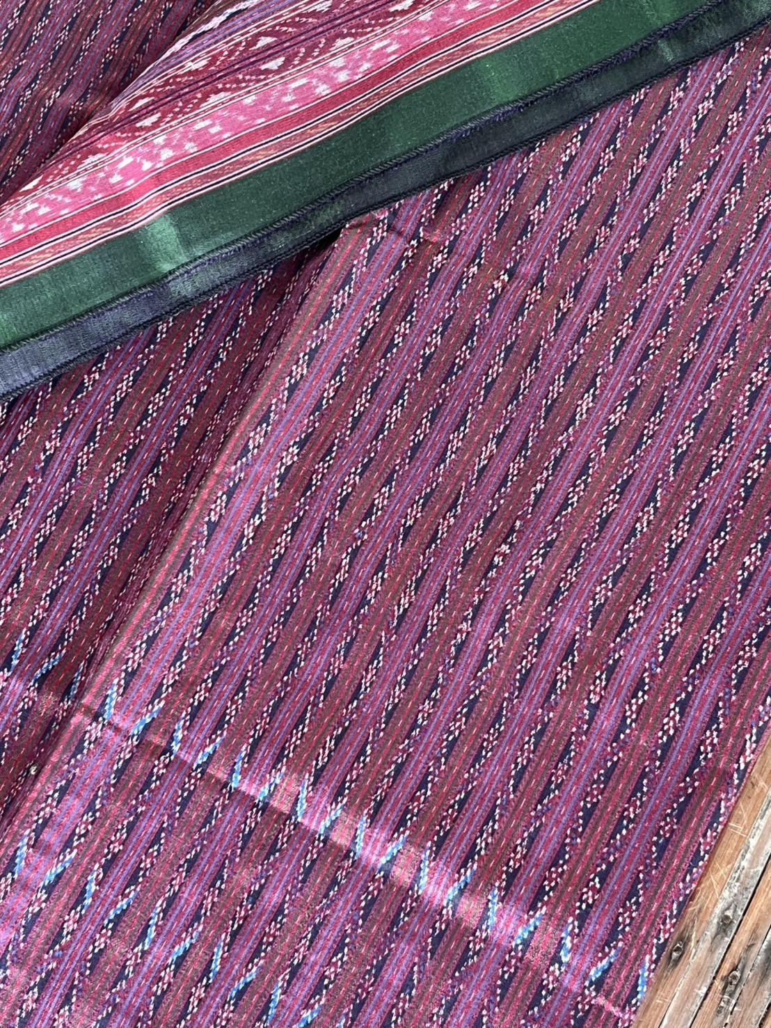 ผ้าไหมมัดหมี่ 3ตะกอ ขนาด 1x2เมตร สีแดง จากแม่กันยา แก้วแฉล้ม ชุมชนบ้านทมอ