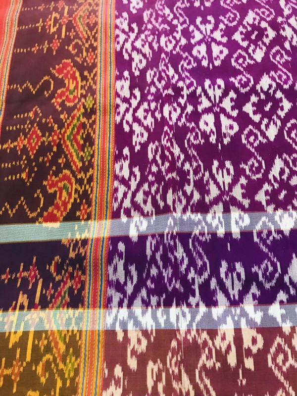 ผ้าไหมลายดอกรัก (กลุ่มทอผ้าไหม บ้านตะเคียน หมู่ที่1)