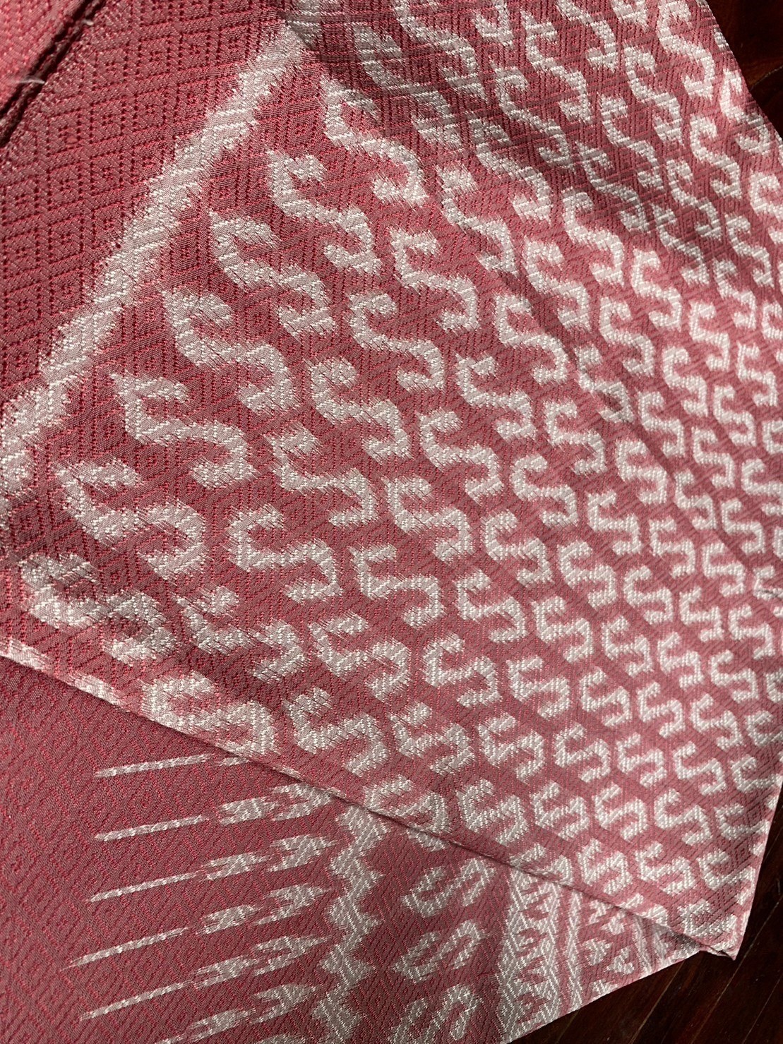 ผ้าไหมมัดหมี่ย้อมสีธรรมชาติ 6 ตะกอ