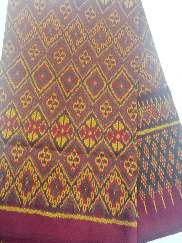 ผ้าไหมมัดหมี่ย้อมสีเคมี 6 ตะกอ