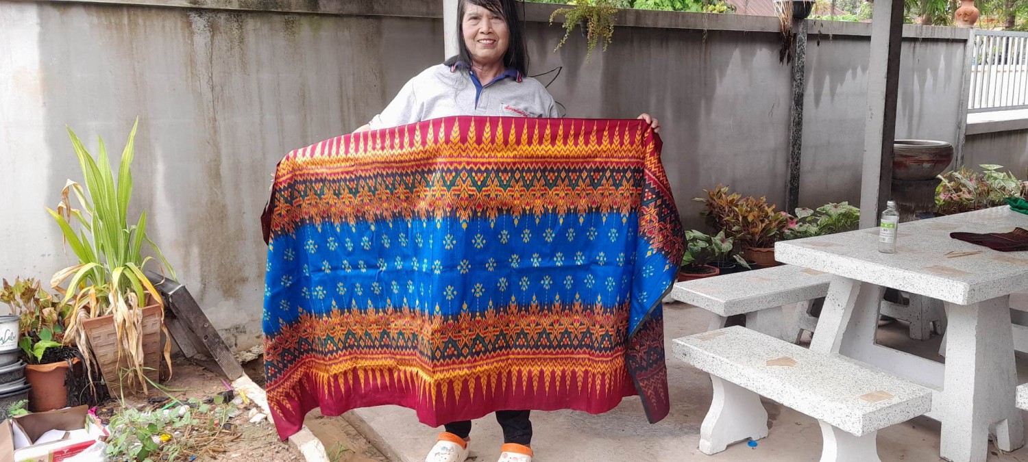 ผ้าไหมทอมือกลุ่ม  บ้านระเวียง