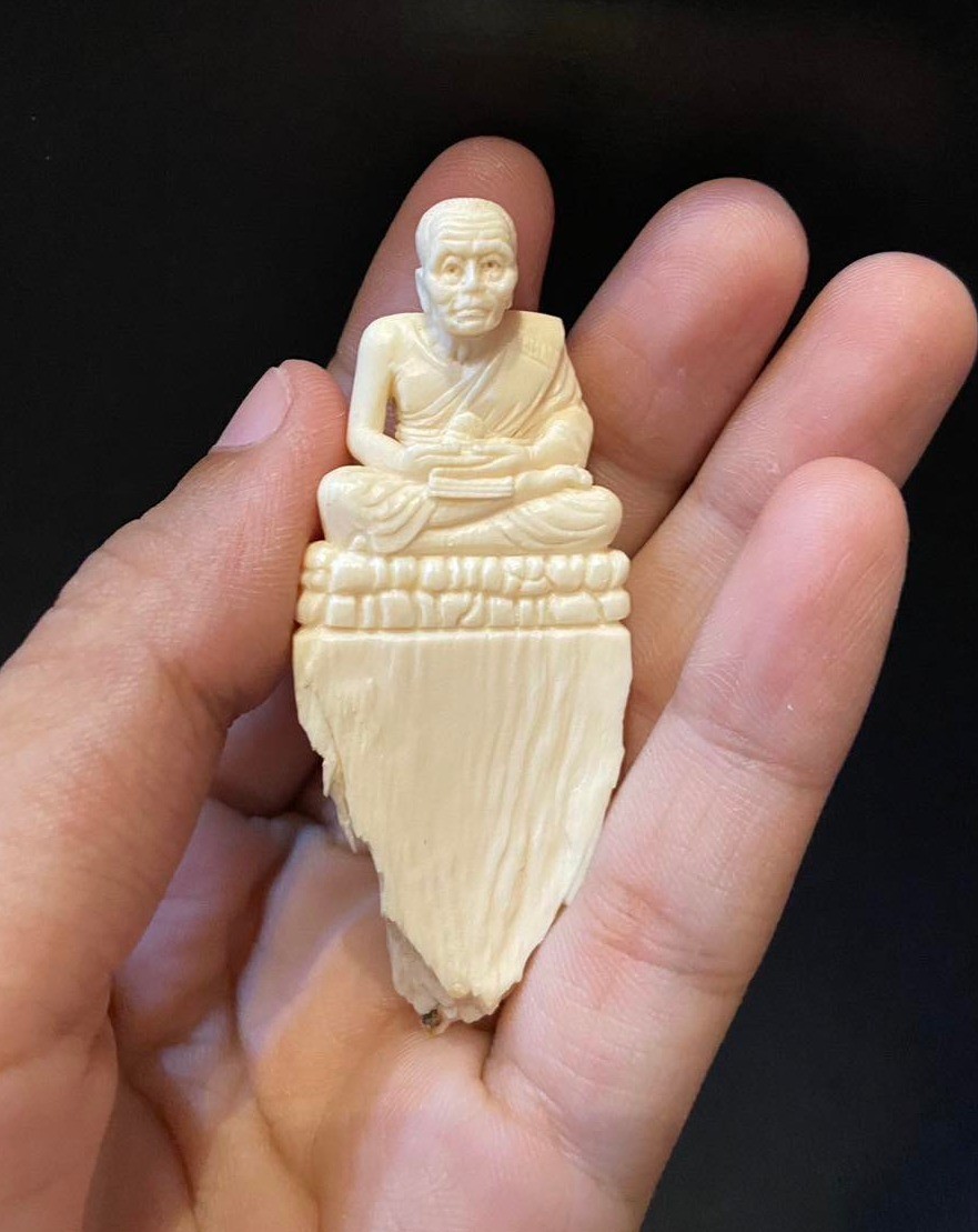 งากระเด็นแกะสลักหลวงปู่ทวด