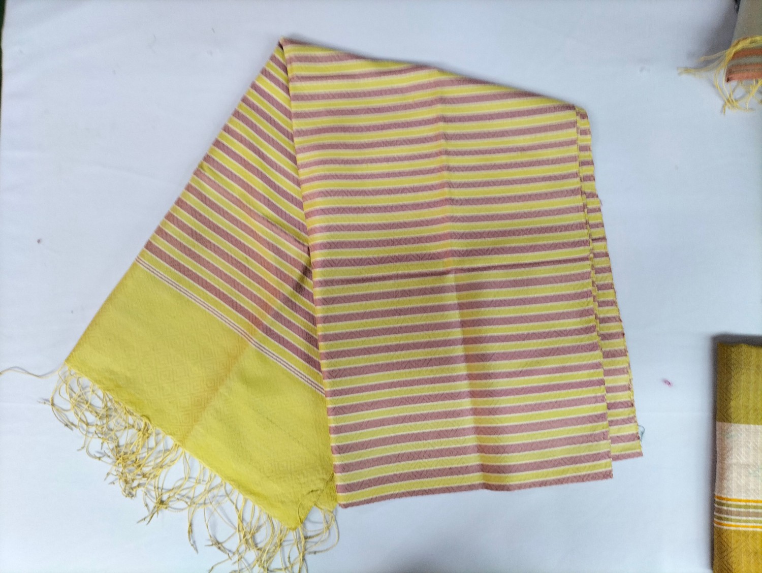 ผ้าไหมคลุมไหล่สีธรรมชาติ ยกดอก (ย้อมสบู่แดง)