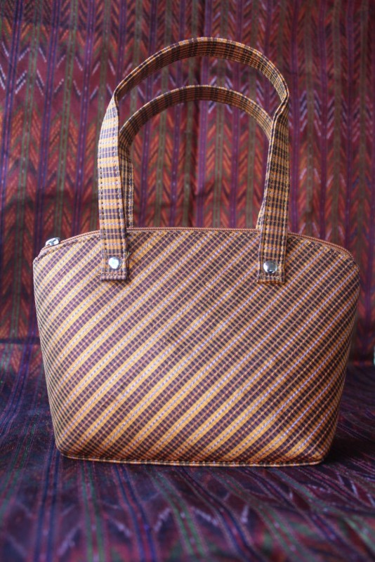 ก็พอแปรรูปจากผ้าไหม กว้าง 8.5 นิ้ว สูง 6 นิ้ว มีซับใน สีน้ำตาล