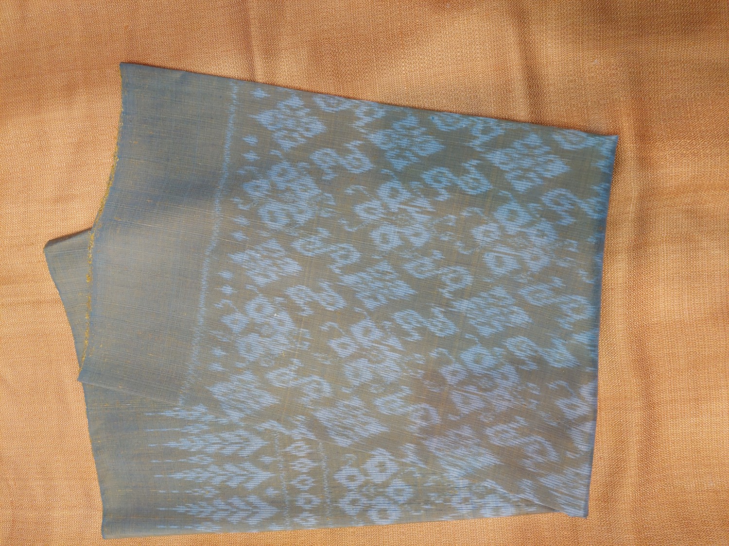 ผ้าไหมมัดหมี่ลายพระราชทานสีธรรมชาต