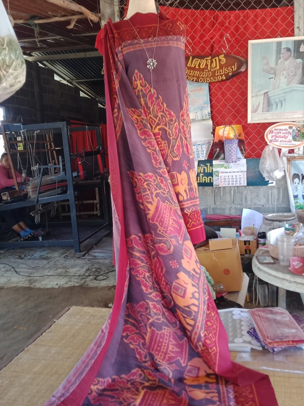 ผ้าไหมมัดหมี่ลายแจกันหลังช้าง