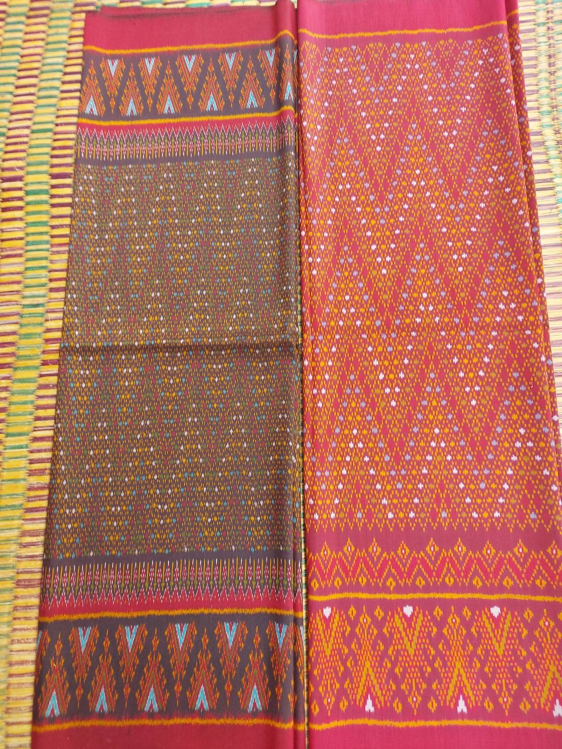 ผ้านุ่งมัดหมี่ยกลายสามตะกอ