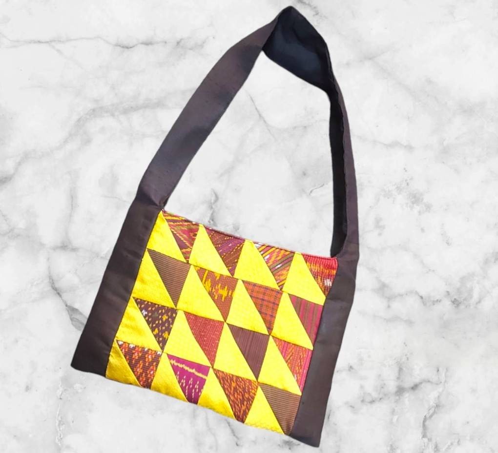 ย่ามผ้าไหมแท้ ต่อลายด้วยผ้าไหมหลายสีสันสดใส มีซิป มีซับตัดเย็บฝีมือประณีต