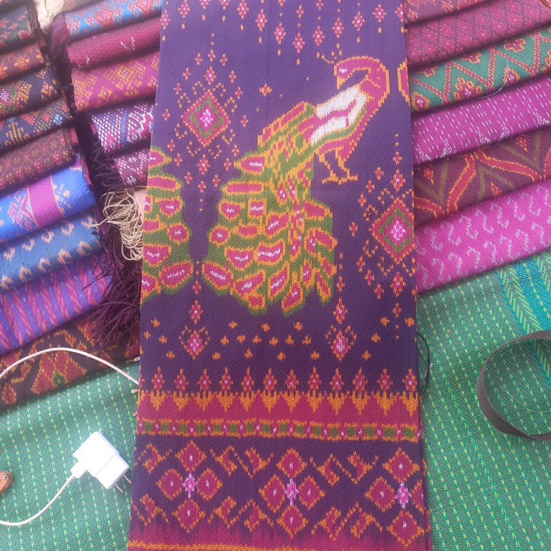 ผ้าไหมมัดมีลายนกยูงทอมือ