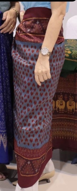 ผ้าไหมลายดอกชบา