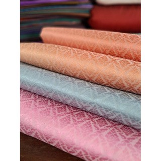 ผ้าไหมยกดอกสุรินทร์ ไหมแท้ทอยก 32 ตะกอ สีเทาหรู 1x4 เมตร (ผ้ายกดอก 2 เมตร +ผ้าพื้น 2 เมตร) รหัสสินค้า A01-210366