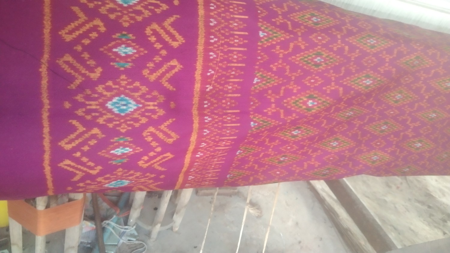 บัวทองผ้าไหมทอมือ