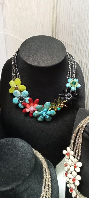 สร้อยติดดอกหลากสี