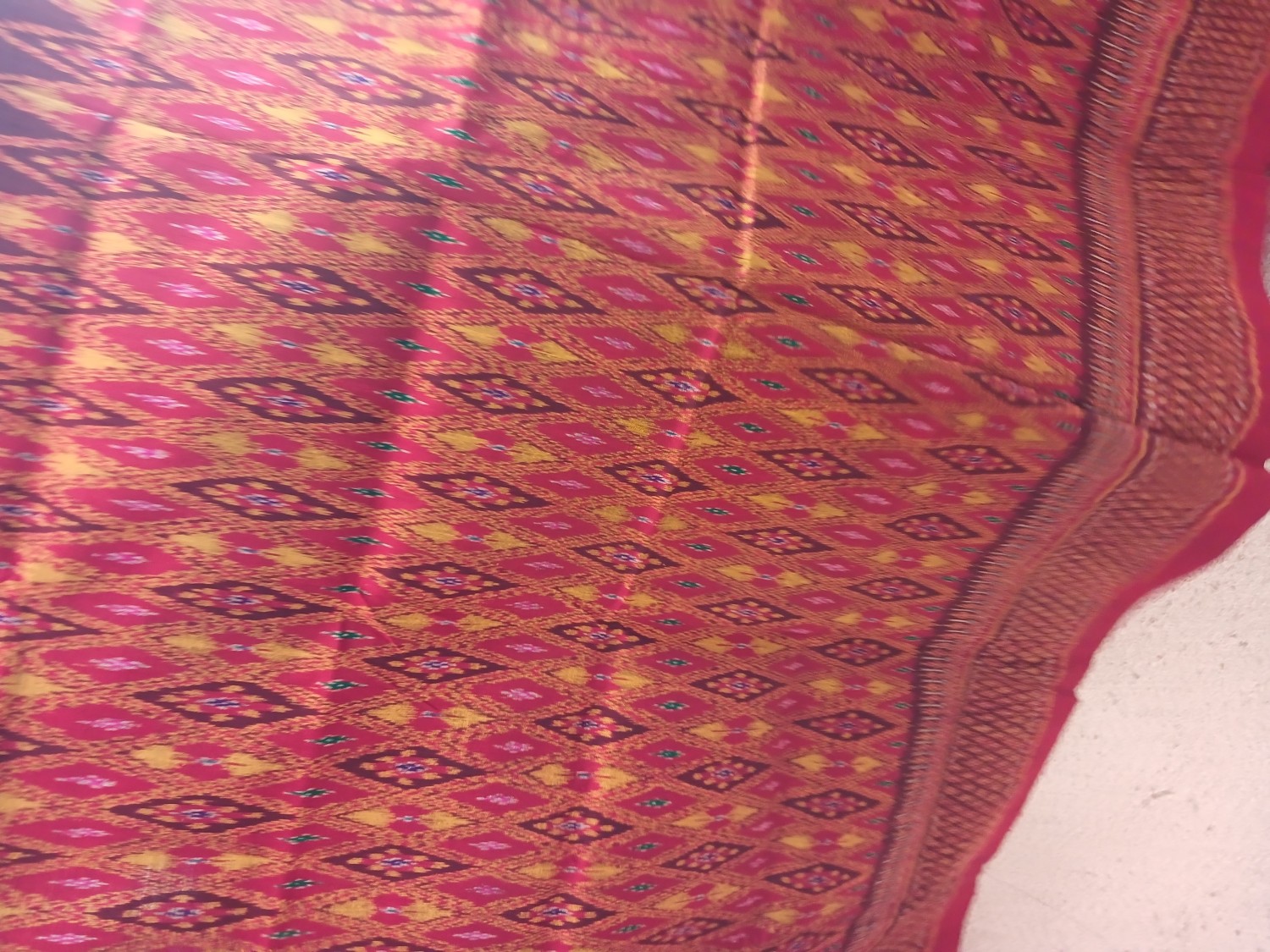 ผ้าไหมมัดหมี่ลายกระจับ