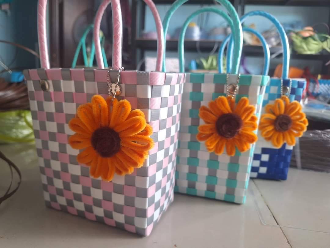 ตะกร้าพลาสติกสานดอกไม้