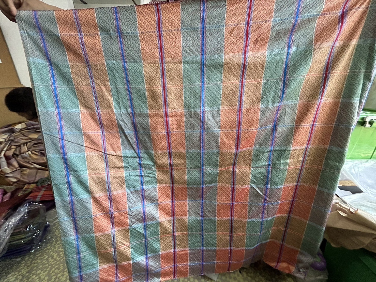 ผ้าไหมโสร่งยกดอกโทนสีหวาน