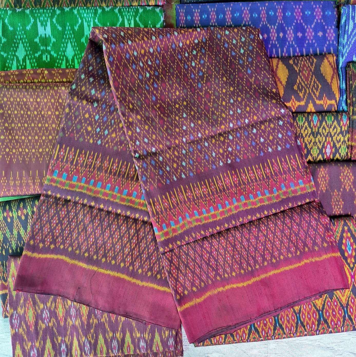 ผ้าไหมลายร้อยดาว