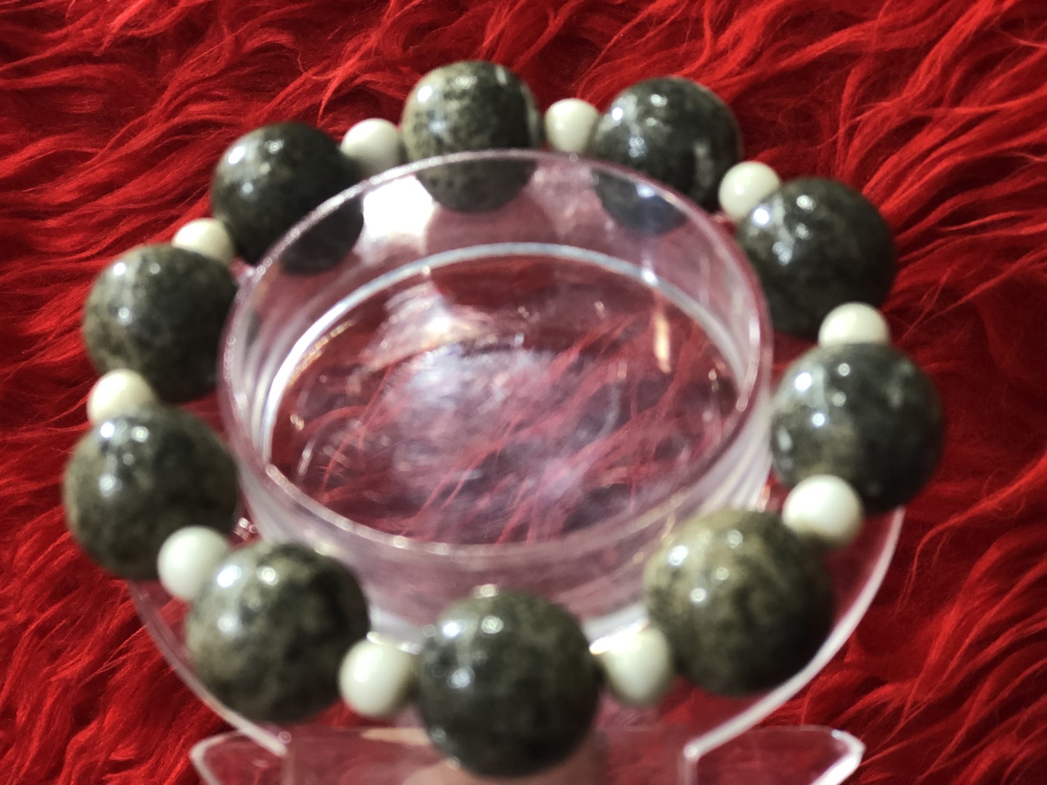 สร้อยข้อมือวากลายเป็นหิน