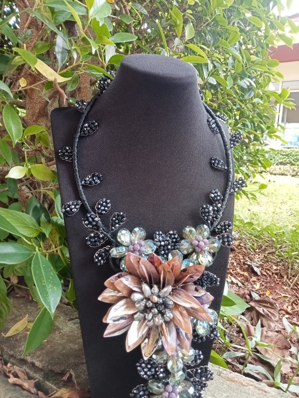 สร้อยติดดอกเปลือกหอยหินสี