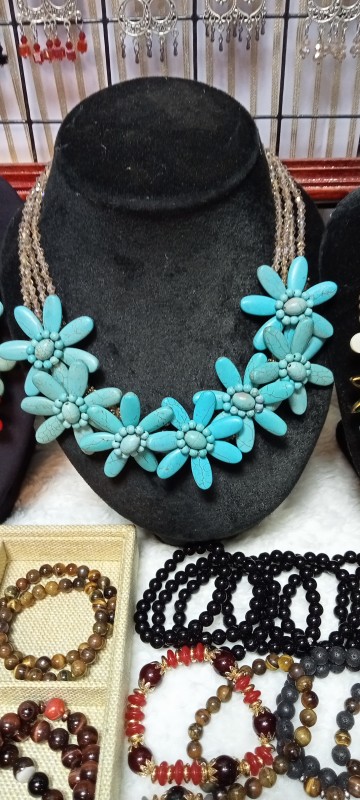 สร้อยคอดัดดอกเทอมคอย