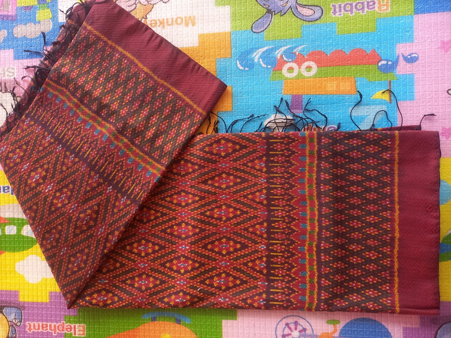 ผ้าไหมมัดมีลายนกยูงทอมือ