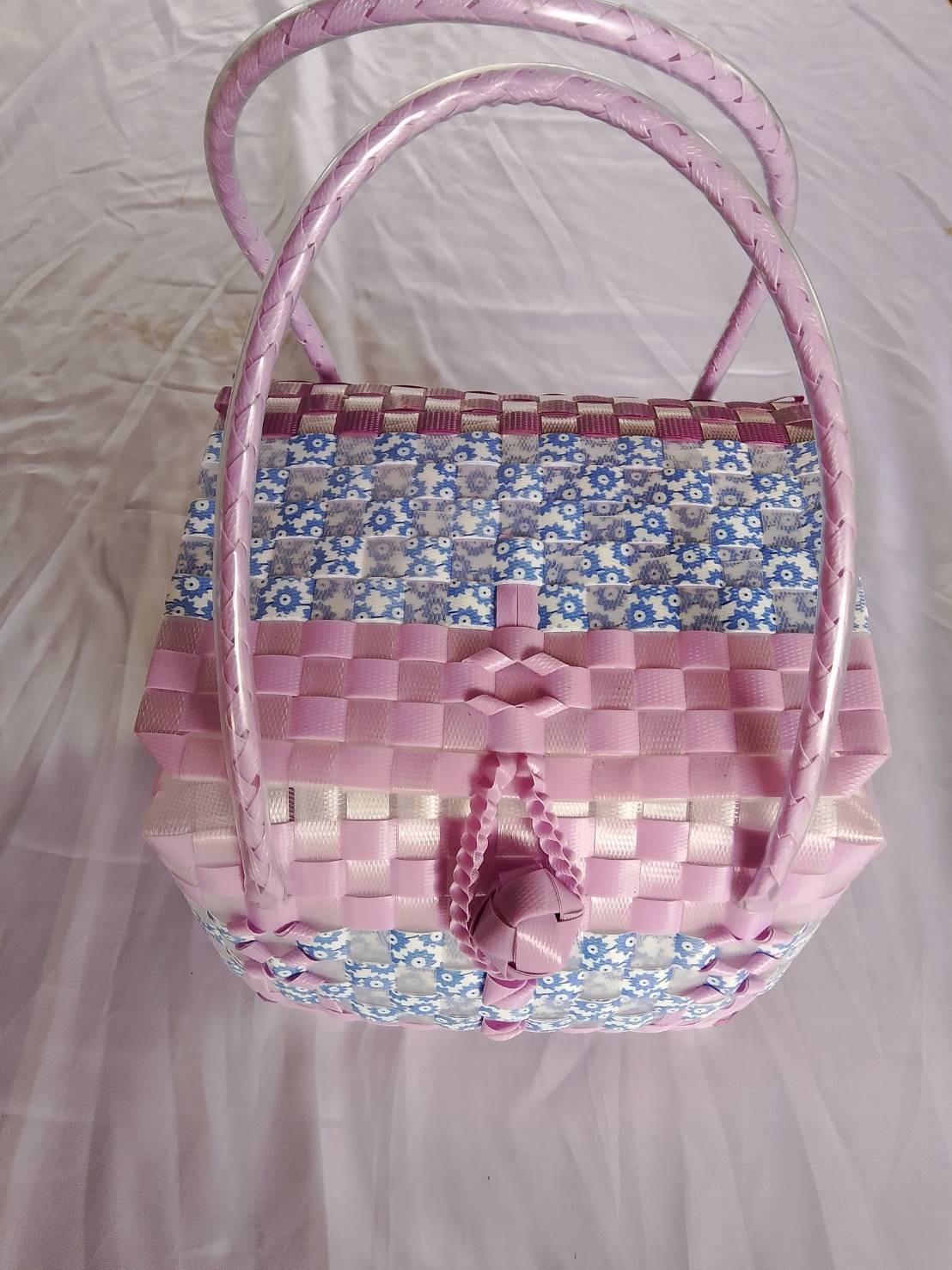 กระเป๋าจักสานเส้นพลาสติก