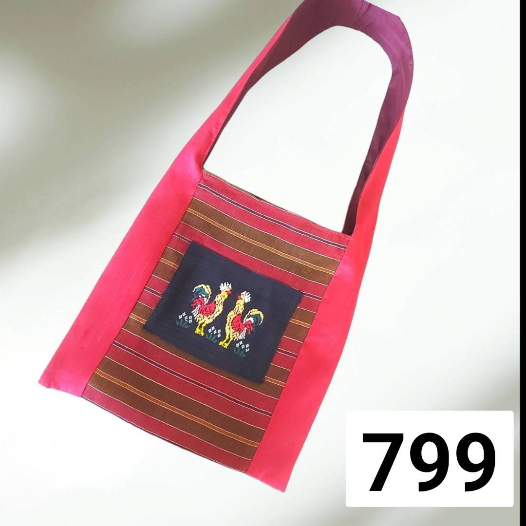 ย่ามผ้าไหมแท้ ต่อลายด้วยผ้าไหมหลายสีสันสดใส มีซิป มีซับตัดเย็บฝีมือประณีต