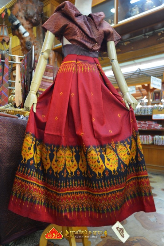 ผ้าไหมมัดหมี่ลายนกยูง สีแดง