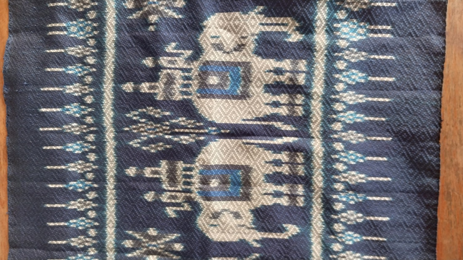 ผ้าคลุมไหล่ลายช้าง