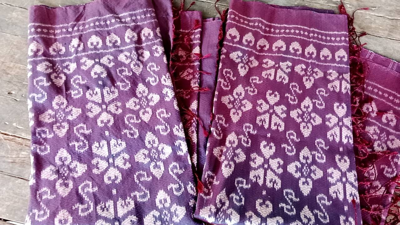 ผ้าไหมมัดหมี่ ผ้าพระราชทาน “ผ้าลายดอกรักราชกัญญา”