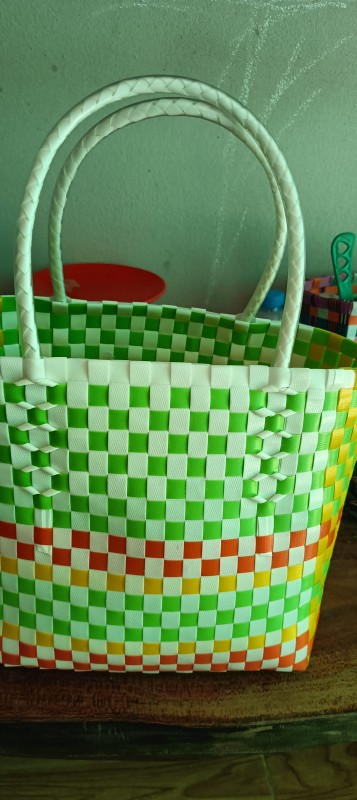 ตะกร้าสานด้วยเส้นพลาสติก