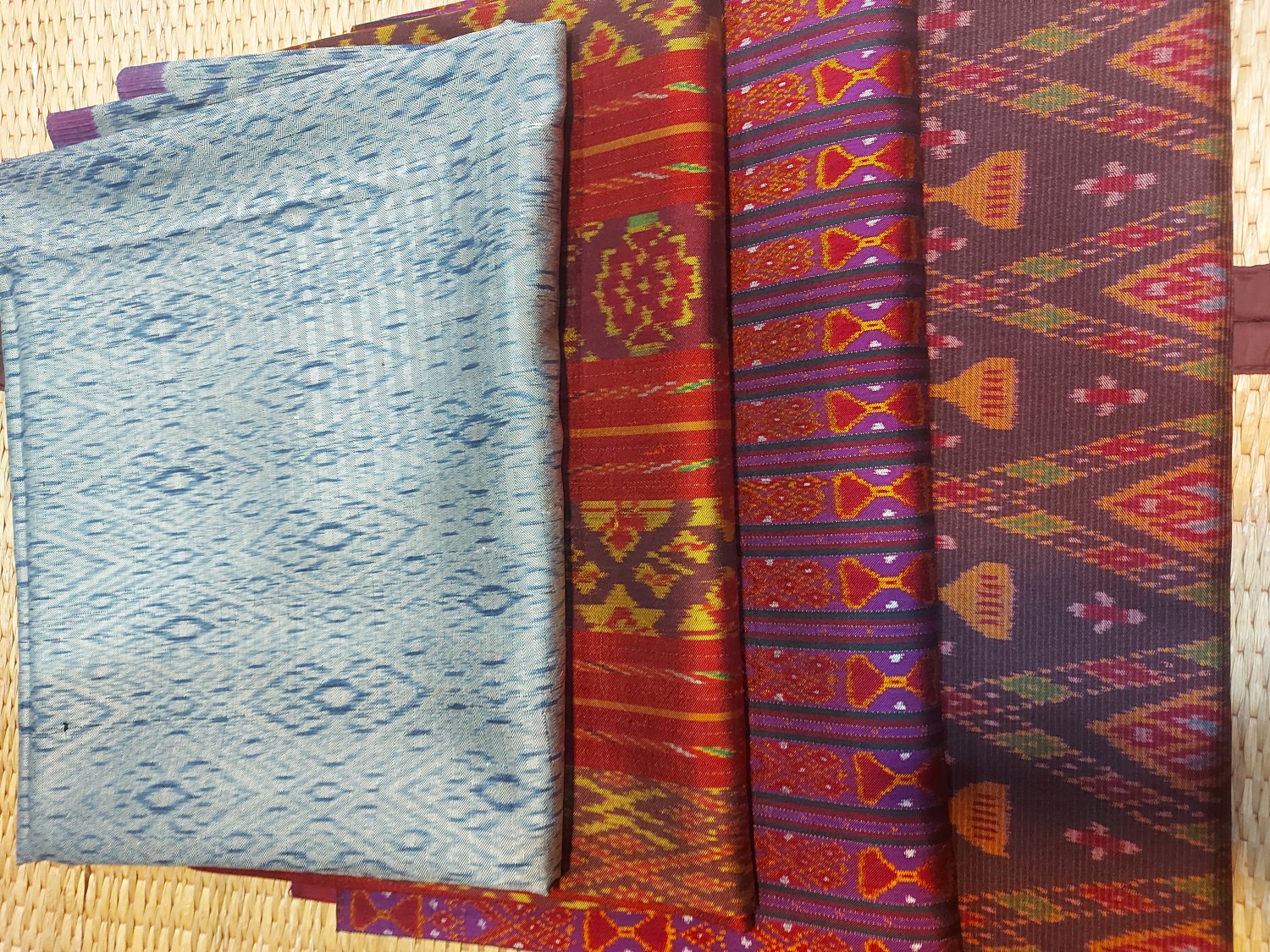 ผ้าไหมคุมใหล่มัดหมี่ 1 ชุด