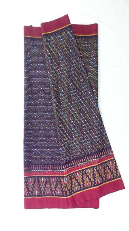 ซิ่น ผ้าไหมมัดหมี่ 3ตะกอ ลายร้อยดาว ขนาด1x2เมตร พื้นสีแดง รหัส R2Q-66-0820671109 รหัสสินค้า SKU-31732