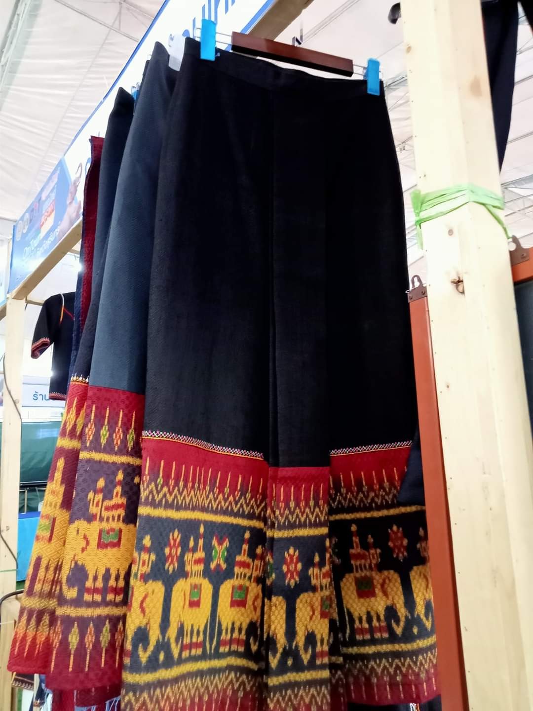 ผ้าไหมย้อมมะเกลือแซวลายช้าง