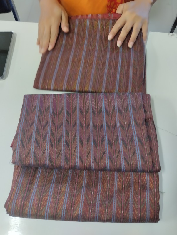 ผ้าไหมย้อมสีธรรมชาติ