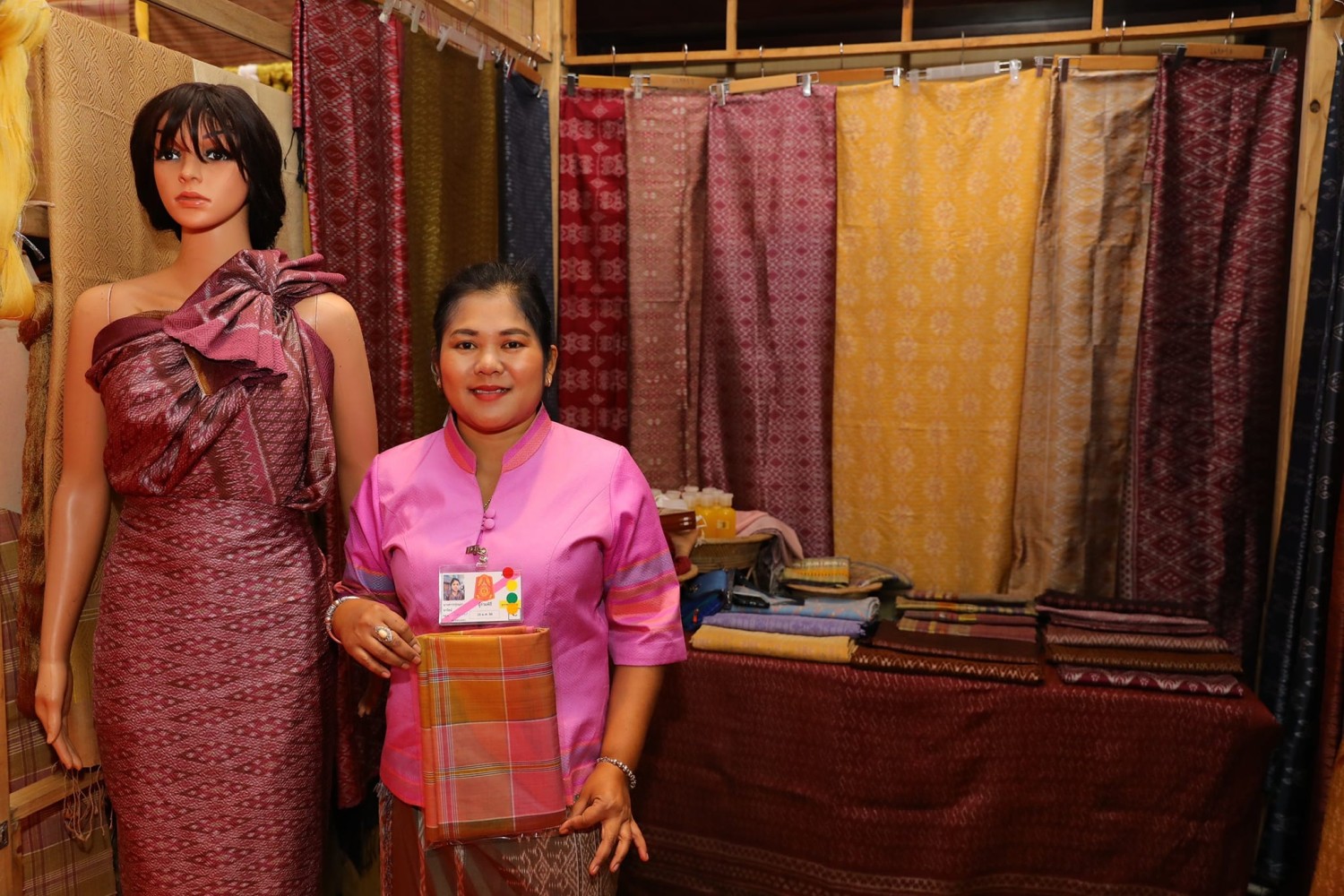 กลุ่มทอผ้าไหมบ้านทับมะระ