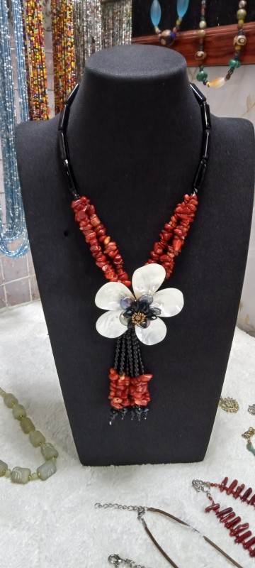 สร้อยปะการังแดงระย้าติดดอกมุข