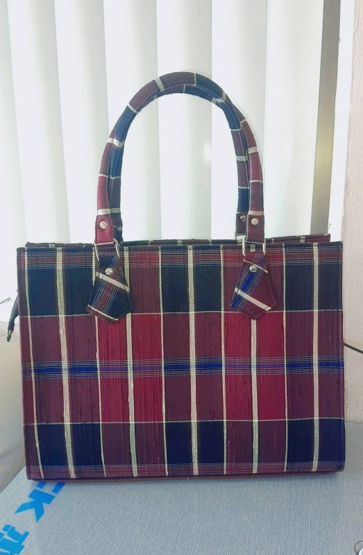 กระเป๋าผ้าไหมลายสโหร่งทรงแฟชั้่น